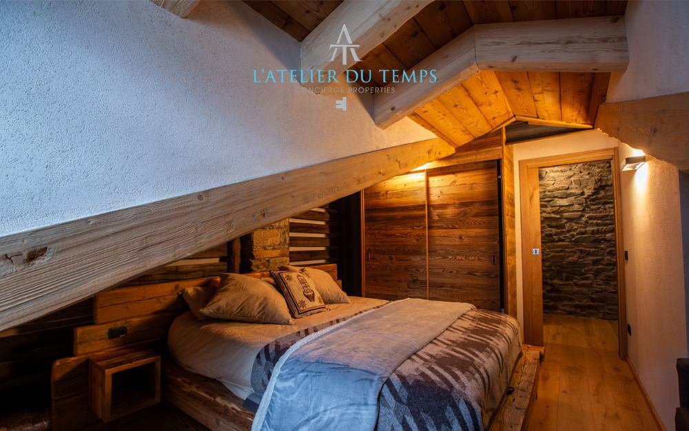 Wooden Double Bedroom of Harmonie Alpine in Lillaz, Cogne – Holiday Home in Valle d'Aosta
