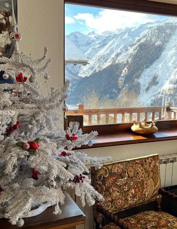 Les Marmottes - Living room at Christmas Chalet Pompon Cogne Short Term Rentals living room window