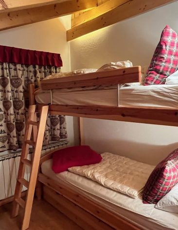 Les Marmottes - children's room Chalet Pompon Cogne Short Term Rentals room