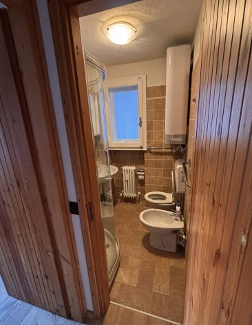 il sogno di GI_affitti brevi_dolonne_courmayeur_bagno entrata Il Sogno Di GI Affitti Brevi de L'Atelier du Temps a Dolonne di Courmayeur qui l'Entrata del Bagno