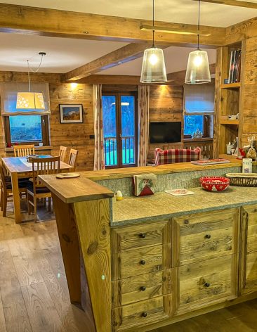 chalet_crammont_cucina Chalet Crammont vista della cucina e del salotto
